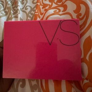 Victoria’s Secret makeup pallet - HELLO; BOMBSHELL🥰MAKEUP KIT